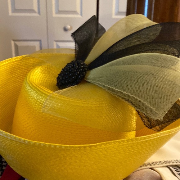 Yellow and black straw hat beautiful - Picture 1 of 8